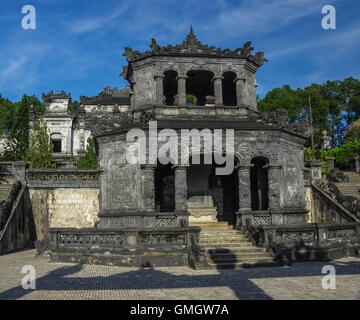 Santuario pavilion di Imperial Khai Dinh tomba in tinta, Vietnam Foto Stock