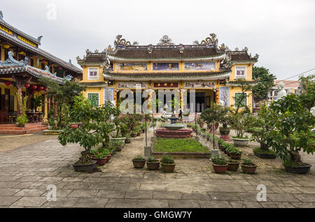 Hoi An, Vietnam - 7 gennaio 2015: Chua Phap Bao tempio buddista con un piccolo albero di bonsai in cantiere. Foto Stock