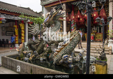 Hoi An, Vietnam - 7 gennaio 2015: Dragon sculture a Hoi Quan Quang Trieu tempio ( Cantonese Assembly Hall ), Hoi An, Vietnam Foto Stock