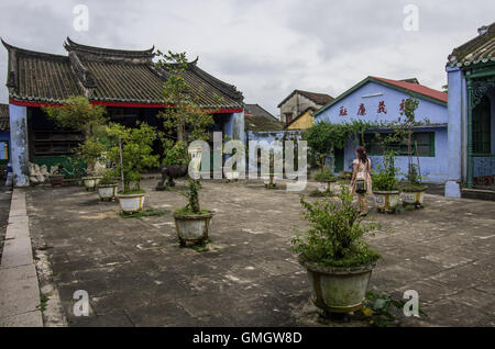 Hoi An, Vietnam - Gennaio 7, 2015:donna nel cortile antico nella pagoda Hoi An old town, Vietnam Foto Stock