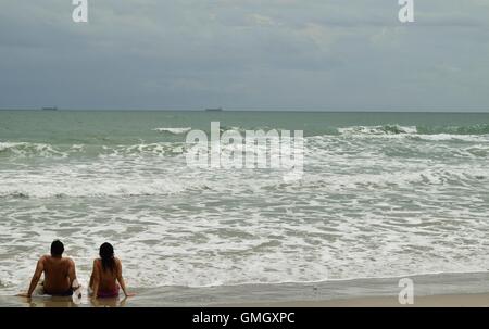 Guardando le onde che si infrangono in Cocoa Beach, Florida. Foto Stock