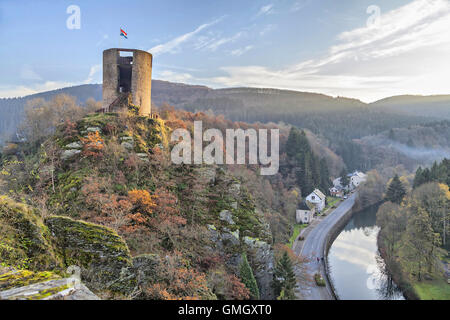 La torre della rovina e abbandonata castello Esch-sur-sicuro, Lussemburgo Foto Stock