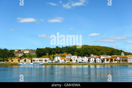 Il fiume Adour e il Quai de Lesseps in Bayonne, Francia Foto Stock