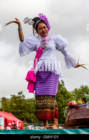 Danze tailandesi al Brighton festival Tailandese, Preston Park, Brighton, Sussex, Regno Unito Foto Stock