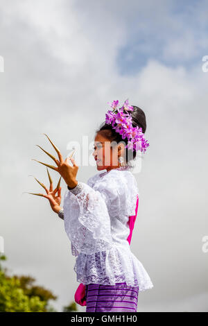 Danze tailandesi al Brighton festival Tailandese, Preston Park, Brighton, Sussex, Regno Unito Foto Stock