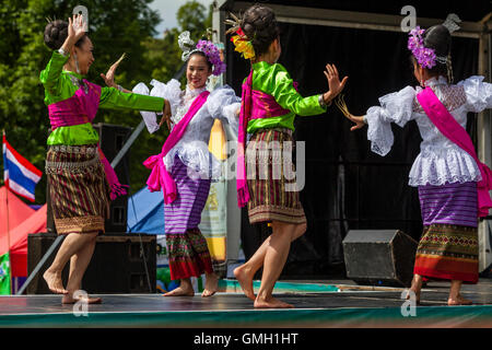 Danze tailandesi al Brighton festival Tailandese, Preston Park, Brighton, Sussex, Regno Unito Foto Stock