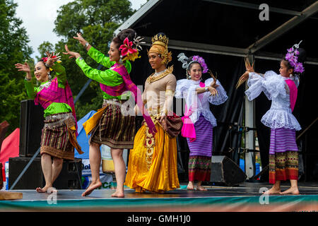 Danze tailandesi al Brighton festival Tailandese, Preston Park, Brighton, Sussex, Regno Unito Foto Stock