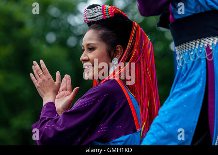 Danze tailandesi al Brighton festival Tailandese, Preston Park, Brighton, Sussex, Regno Unito Foto Stock