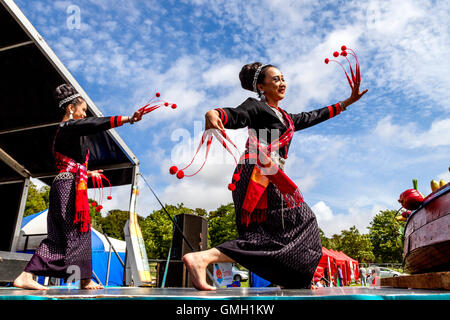 Danze tailandesi al Brighton festival Tailandese, Preston Park, Brighton, Sussex, Regno Unito Foto Stock