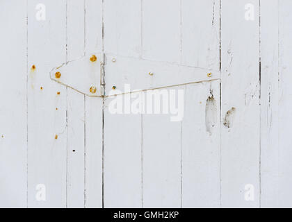 Legno bianco della cerniera della porta e viti arrugginite Foto Stock