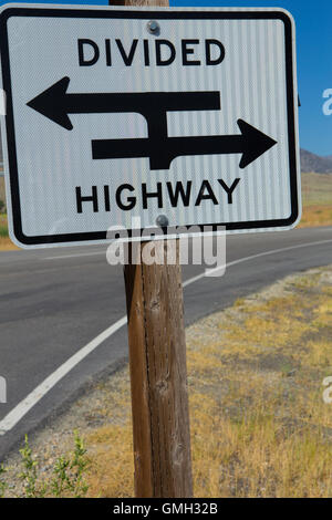 Divisa rurale autostrada segno sulla Highway 395 Foto Stock