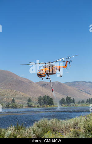 Erickson, elicottero antincendio Helitanker utilizza il suo snorkeling hover per riempire Il suo serbatoio d'acqua che combatte il fuoco selvatico Clark California USA Foto Stock