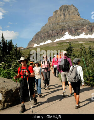 Agosto 15, 2016 - Il Parco Nazionale di Glacier, Montana, Stati Uniti - Gli escursionisti sono visti su Nascosto Lago Trail presso il Glacier National Park. Foto Stock