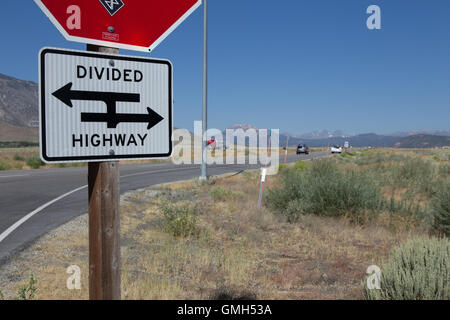 Divisa rurale autostrada segno sull'autostrada 395 direzione nord in California USA Foto Stock