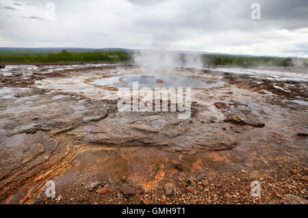 La formazione di depositi minerali nei pressi del geyser Strokkur, Islanda Foto Stock