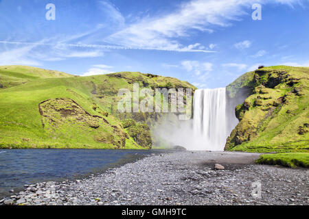 Famosa cascata Skogafoss nel sud dell'Islanda Foto Stock