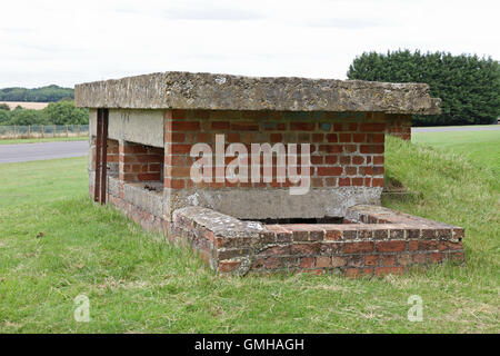 Un vecchio sunken disusato anti invasione / serbatoio secondo mondo Guerra airfield difesa pillbox situato in Gloucestershire su un ex Aeroporto RAF di Kemble Foto Stock