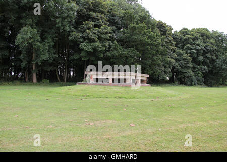 Un vecchio sunken disusato anti invasione / serbatoio secondo mondo Guerra airfield difesa pillbox situato in Gloucestershire su un ex Aeroporto RAF di Kemble Foto Stock