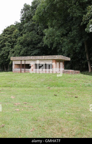 Un vecchio sunken disusato anti invasione / serbatoio secondo mondo Guerra airfield difesa pillbox situato in Gloucestershire su un ex Aeroporto RAF di Kemble Foto Stock