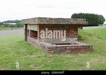 Un vecchio sunken disusato anti invasione / serbatoio secondo mondo Guerra airfield difesa pillbox situato in Gloucestershire su un ex Aeroporto RAF di Kemble Foto Stock
