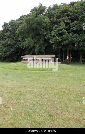 Un vecchio sunken disusato anti invasione / serbatoio secondo mondo Guerra airfield difesa pillbox situato in Gloucestershire su un ex Aeroporto RAF di Kemble Foto Stock