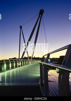 Passerella sul fiume Usk a Newport, Gwent al crepuscolo. Foto Stock