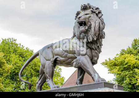 Il Maiwand Lion sorge nel centro di Forbury Gardens in Reading, Berkshire. Foto Stock