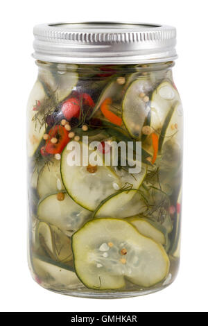 Fette di cetriolo sottaceto jar isolato con spezie e peperoncino Foto Stock