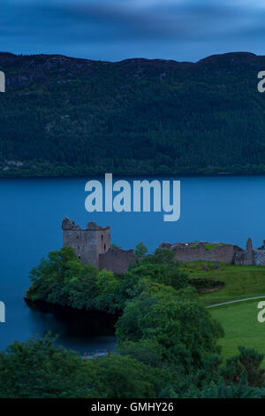 Twilight su Castello Urquhart lungo il lago di Loch Ness e delle Highlands, Scozia Foto Stock