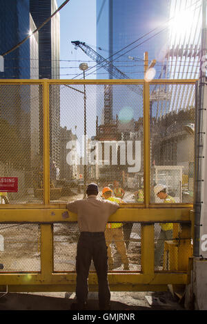 New York City, NY, Stati Uniti d'America - 24 novembre 2014. L'uomo rispettando i lavoratori del 9/11 memorial area. Foto Stock