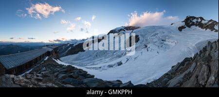 Gnifetti rifugio al tramonto, Monte Rosa massiccio, Italia, Alpi, Europa UE Foto Stock