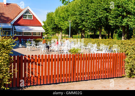Lund, Svezia - 24 agosto 2016: persone rilassante e parlando al cafe esterno del ristorante Stadsparken nella città pubblica Foto Stock