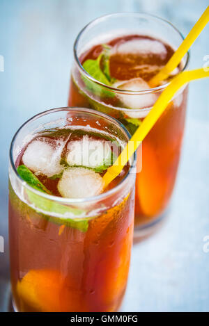 Close up di occhiali con fatti in casa ice tea, peach aromatizzato. Appena tagliate fette di pesche per la disposizione. Vista dall'alto. Foto Stock