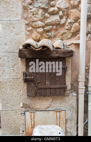 Rustico weathered tapparelle su vecchi edifici francese Foto Stock