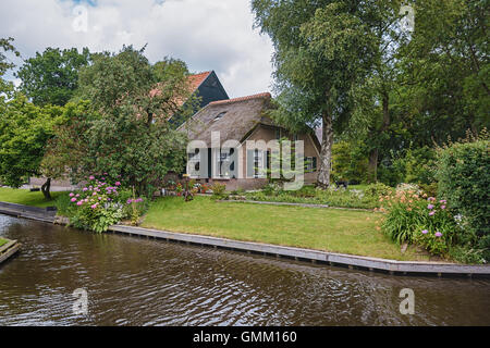 Giethoorn nei Paesi Bassi è noto per i suoi ponti, vie navigabili, cottage con il tetto di paglia e gli scommettitori ed è noto anche come Venezia olandese Foto Stock