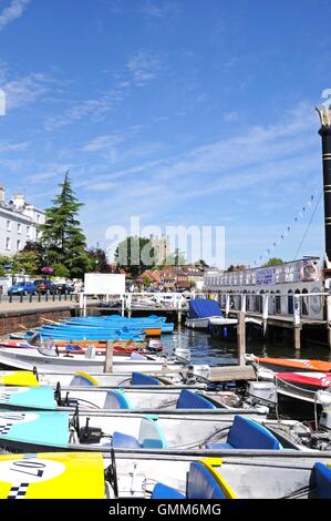 Barche ormeggiate lungo il fiume Tamigi, Henley-on-Thames, Oxfordshire, Inghilterra, Regno Unito, Europa occidentale. Foto Stock