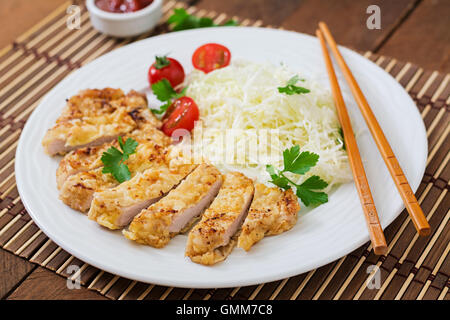 Maiale fritto cotoletta con fresca insalata di cavolo e salsa Foto Stock