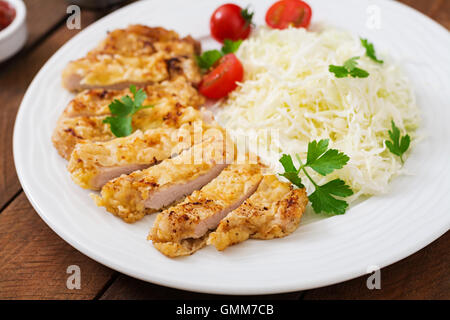 Maiale fritto cotoletta con fresca insalata di cavolo e salsa Foto Stock