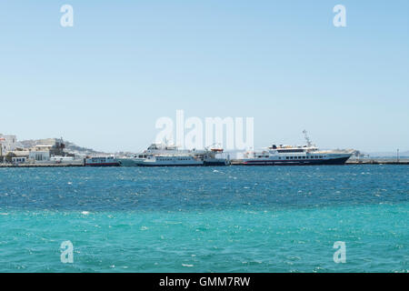Mykonos, Grecia - 14 agosto 2016: Le navi di crociera da Mykonos a Delos. Foto Stock