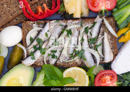 Un sano panino con sardine sul tavolo Foto Stock