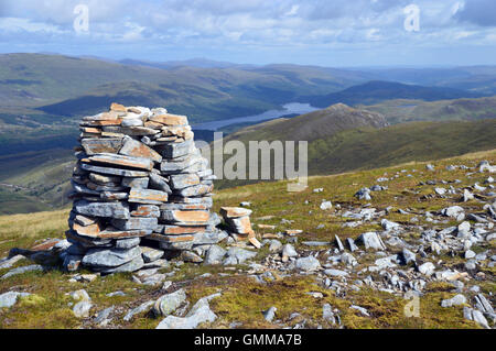 Guardando verso il Loch Beinn un Mheadhoin dal Vertice Cairn del Corbett Aonach Shasuinn in Glen Affric, Scozia UK. Foto Stock