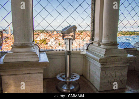 Vista dal campanile (campanile) in Piazza San Marco, Venezia, Veneto, Italia. Canale della Giudecca è sulla destra. Foto Stock