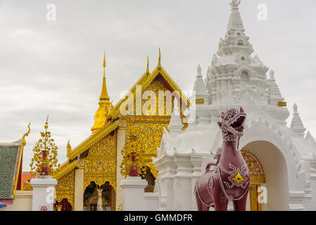 Wat Phra That Hariphunchai tempio in Lamphun,della Thailandia. Foto Stock