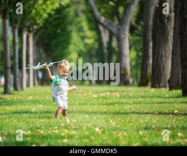 Il Toddler boy giocando con il giocattolo aliante in parco sul giorno di estate Foto Stock