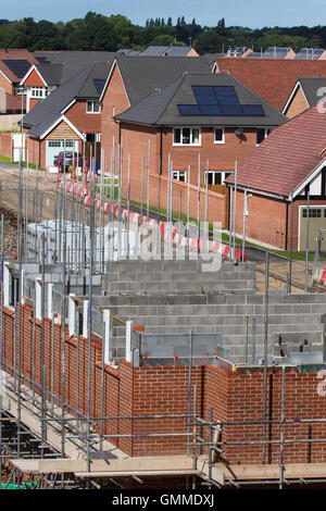 Nuova costruzione di abitazioni a prezzi accessibili in via di completamento in Buckshaw Village, vicino a Chorley, Lancashire, Regno Unito Foto Stock