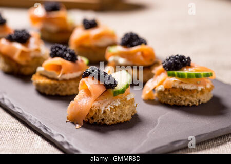 Salmone affumicato antipasto con crema di formaggio e caviale Foto Stock