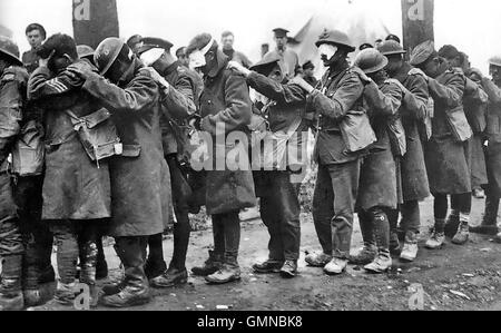 La guerra del gas i soldati britannici del 55th (West Lancashire) Divisione in attesa di trattamento in corrispondenza di una medicazione avanzata nei pressi della stazione di Bethune il 10 aprile 1918 durante la Battaglia di Estaires nelle Fiandre Foto Stock