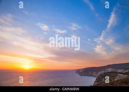 Tramonto colorato. Foto scattata da Cape Keri nel sud-ovest dell'isola greca di Zante nel Mar Ionio Foto Stock