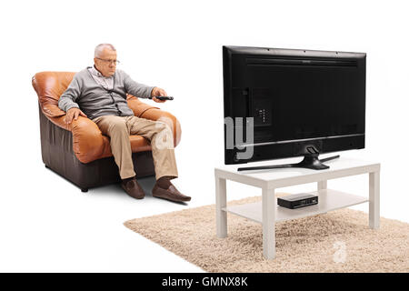 Frustrato uomo anziano di guardare la tv e cambiare i canali isolati su sfondo bianco Foto Stock