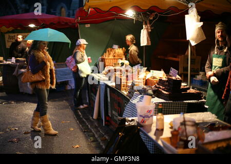 Pane biologico stallo nella Borough Market, London Il più antico mercato alimentare che vende un eclettico mix di prodotti alimentari a partire dal livello locale al livello mondiale Foto Stock